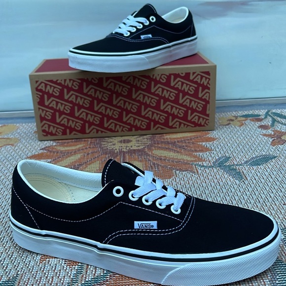 Vans Men’s Era Black
VN000EWZBLK
Sneakers - Picture 5 of 16